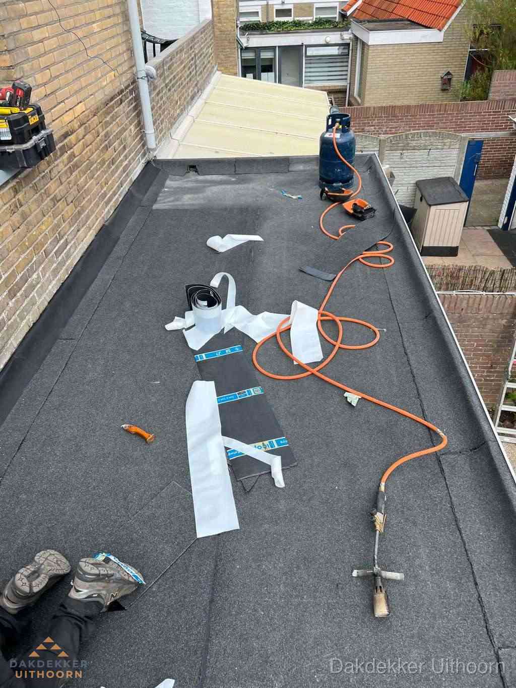 Dakdekker brengt EPDM dakbedekking aan op plat dak in Uithoorn