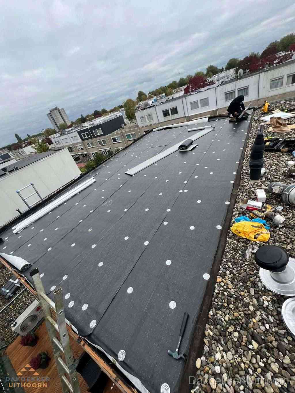 Dakleer vervangen op groot plat dak door dakdekker in Uithoorn